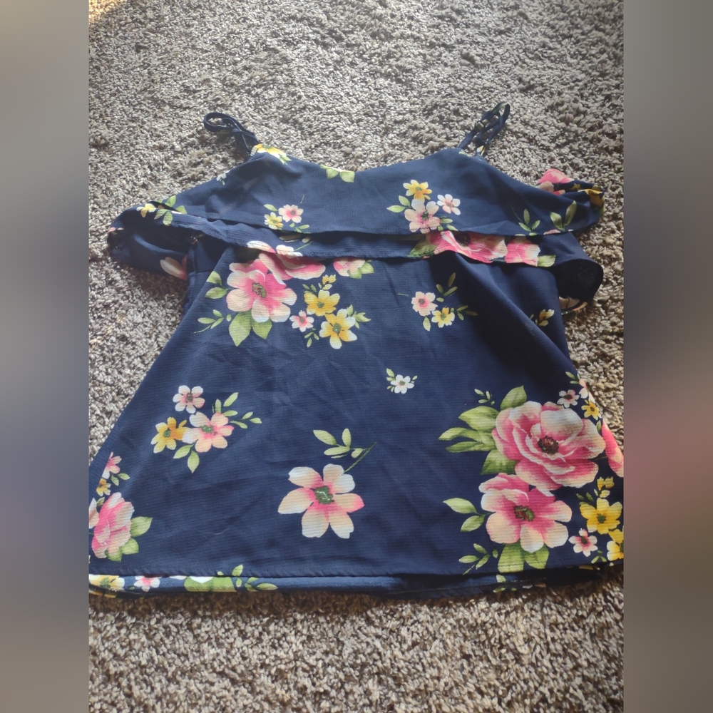 Woman's cold shoulder top